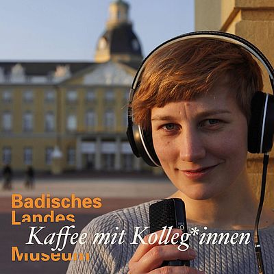 Eine junge Frau mit Kopfhörern und Aufnahmegerät vor dem Karlsruher Schloss