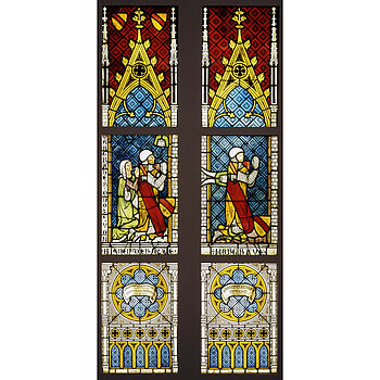 Zwei bunte Kirchenfenster, auf denen jeweils kniende Personen dargestellt sind.