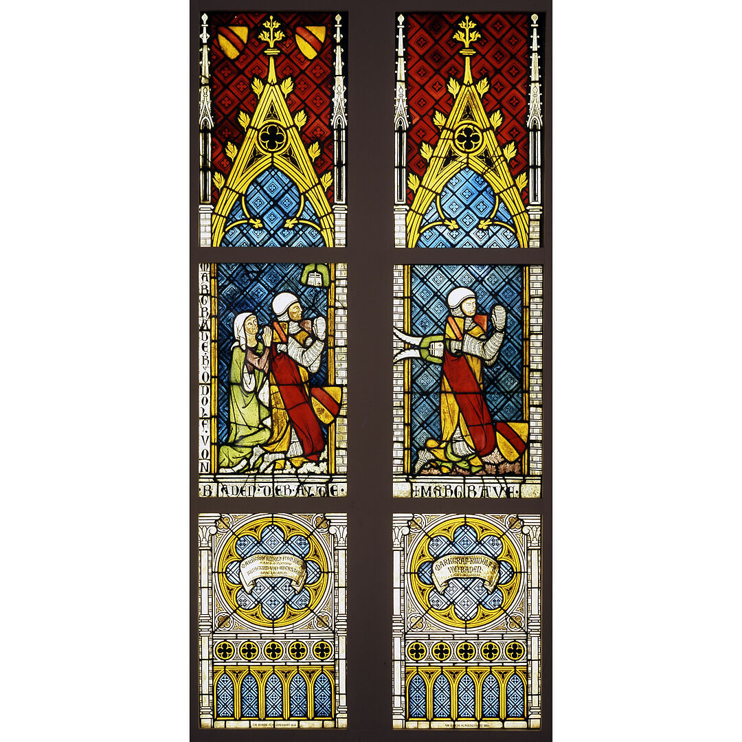 Zwei bunte Kirchenfenster, auf denen jeweils kniende Personen dargestellt sind.