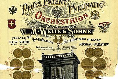 Historische Werbegrafik des Badischen Landesmuseums für ein neues, patentiertes pneumatisches Orchestrion der Firma M. Welte & Söhne aus Freiburg in Baden. Der kunstvoll gestaltete Bogen-Schriftzug im oberen Bereich führt den Titel „Neues Patent Pneumatic Orchestrion“, gefolgt von der Firmenbezeichnung M. Welte & Söhne sowie dem Hinweis „Hof-Lieferanten in Freiburg i/Baden“. Zu den angegebenen Filialen gehören New-York (49 West 30th Street) und Moskau-Saratow. An den Seiten sind Wappen und Adler-Motive zu sehen, im unteren Zentrum steht eine klassische Gehäuse-Abbildung des Musikautomaten. Flankiert wird das Instrument von zahlreichen Medaillen und Auszeichnungen, darunter Verweise auf die Weltausstellung Chicago 1893, die das reiche kulturelle Erbe und die musikalische Kultur dieser Epoche eindrucksvoll präsentieren. Diese historische Grafik ist ein faszinierendes Dokument der Museumssammlung für alle, die Kultur zuhause und unterwegs erleben möchten.
