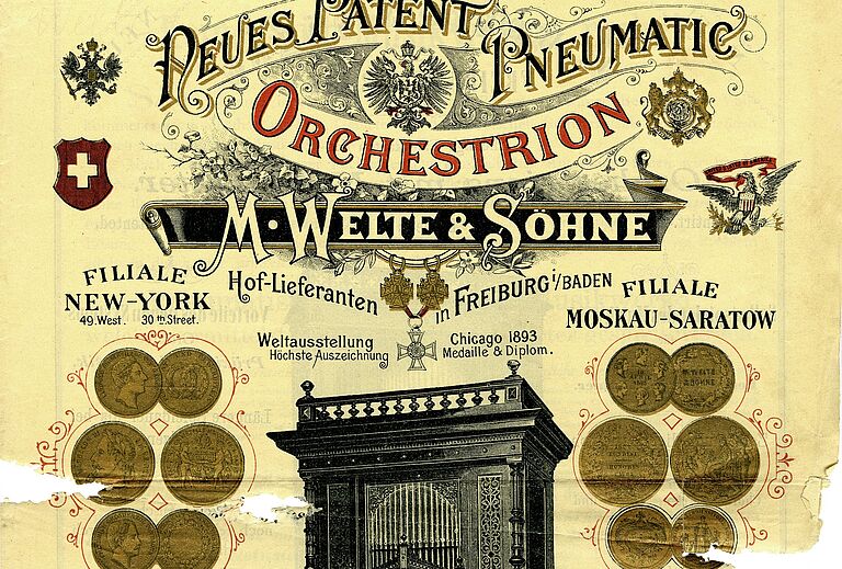 Historische Werbegrafik des Badischen Landesmuseums für ein neues, patentiertes pneumatisches Orchestrion der Firma M. Welte & Söhne aus Freiburg in Baden. Der kunstvoll gestaltete Bogen-Schriftzug im oberen Bereich führt den Titel „Neues Patent Pneumatic Orchestrion“, gefolgt von der Firmenbezeichnung M. Welte & Söhne sowie dem Hinweis „Hof-Lieferanten in Freiburg i/Baden“. Zu den angegebenen Filialen gehören New-York (49 West 30th Street) und Moskau-Saratow. An den Seiten sind Wappen und Adler-Motive zu sehen, im unteren Zentrum steht eine klassische Gehäuse-Abbildung des Musikautomaten. Flankiert wird das Instrument von zahlreichen Medaillen und Auszeichnungen, darunter Verweise auf die Weltausstellung Chicago 1893, die das reiche kulturelle Erbe und die musikalische Kultur dieser Epoche eindrucksvoll präsentieren. Diese historische Grafik ist ein faszinierendes Dokument der Museumssammlung für alle, die Kultur zuhause und unterwegs erleben möchten.