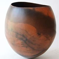 schwarzrotes marmoriertes Keramikgefäß