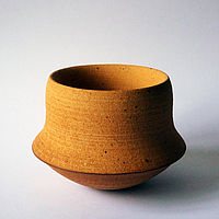 minimalistisches braunes Keramikgefäß
