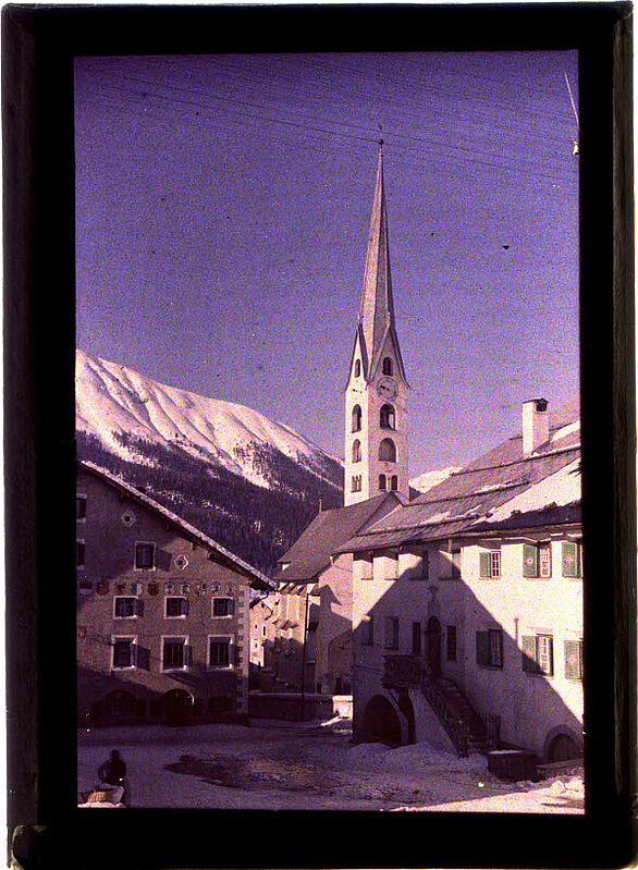 Photo of the Plantahaus and the church of Zuoz in winter