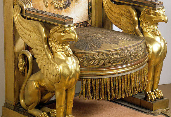 Detail des badischen Thronsessels, zwei goldene Greifen