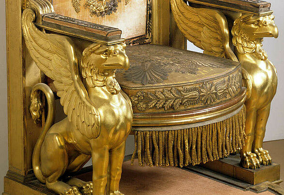 Detail des badischen Thronsessels, zwei goldene Greifen