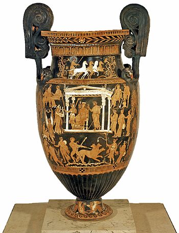 Antike schwarze Vase auf der in Orange und Weiß Szenen aus der griechischen Mythologie dargestellt sind.