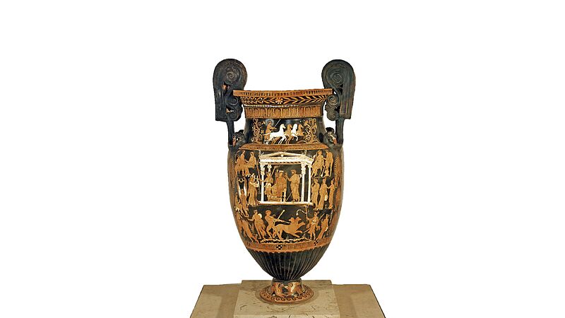 Antike schwarze Vase auf der in Orange und Weiß Szenen aus der griechischen Mythologie dargestellt sind.