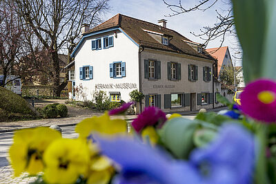 Außenansicht des Keramikmuseum Staufen mit Blumen davor