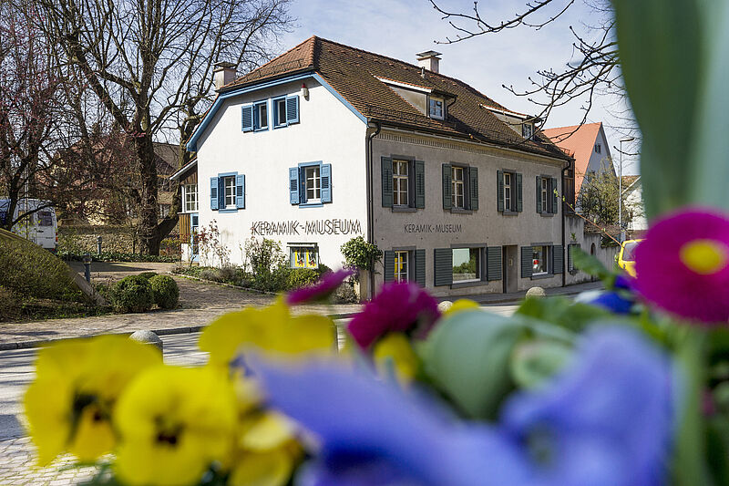 Außenansicht des Keramikmuseum Staufen mit Blumen davor