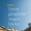Titelbild des Jahresmagazins „Unvergängliche Augenblicke“ des Badischen Landesmuseums. Der Blick in einen hellen Schlosshof unter blauem Himmel verweist auf Architektur, Kultur und Geschichte.
