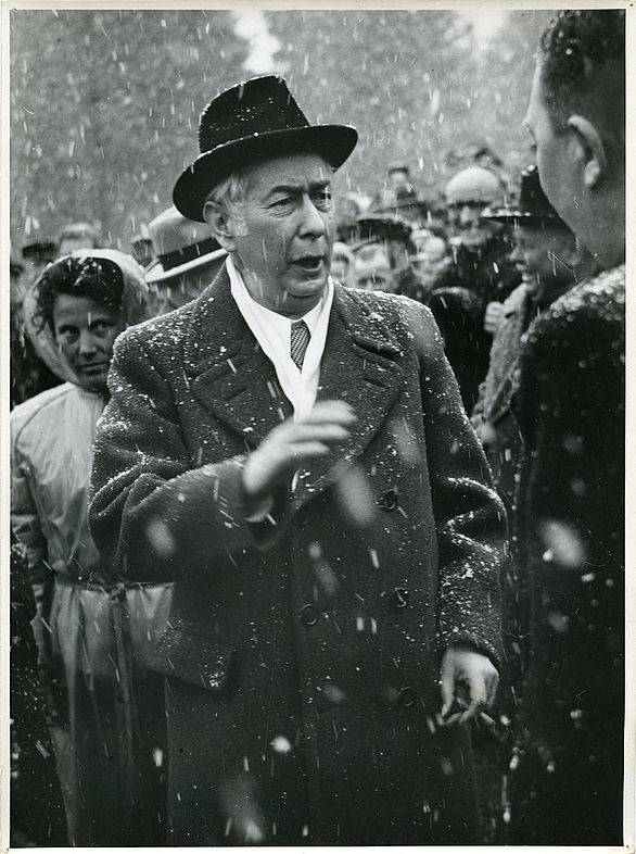 Foto von Theodor Heuss bei Schneeregen in einer Menschenmenge
