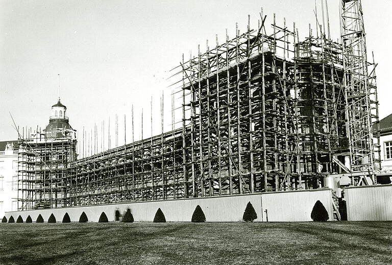 schwarz weiß Fotografie des Karlsruher Schlosses, Westflügel beim Wiederaufbau Anfang der 1960er Jahre