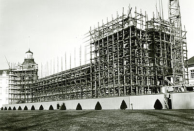 schwarz weiß Fotografie des Karlsruher Schlosses, Westflügel beim Wiederaufbau Anfang der 1960er Jahre