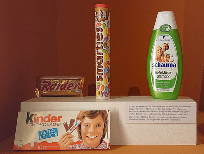 Verpackungen von Konsumgütern aus den 80er-Jahren, beispielsweise von Süßigkeiten und von Shampoo