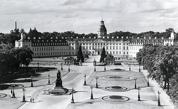 Black and white photo of Karlsruhe castle from about 1920