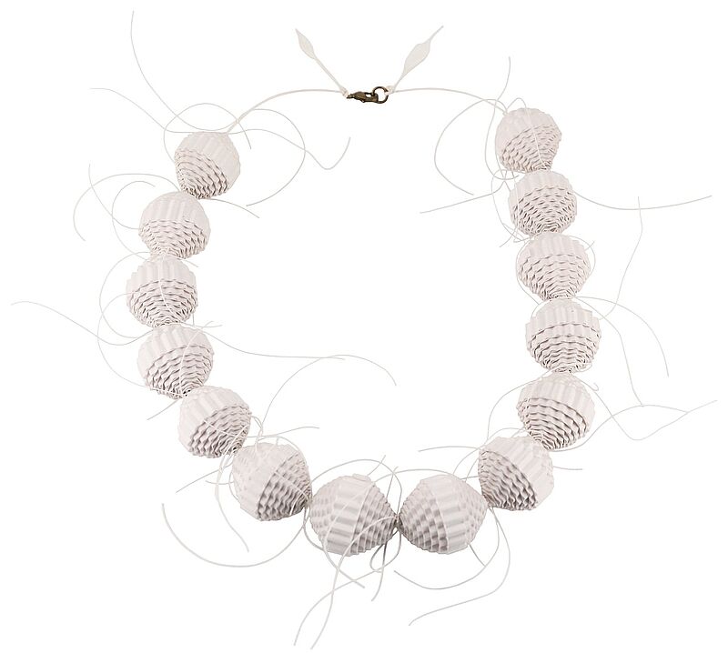 Kette aus Papierperlen