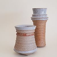 kraftvoll dickwandiges Keramikgefäß mit Riffelung