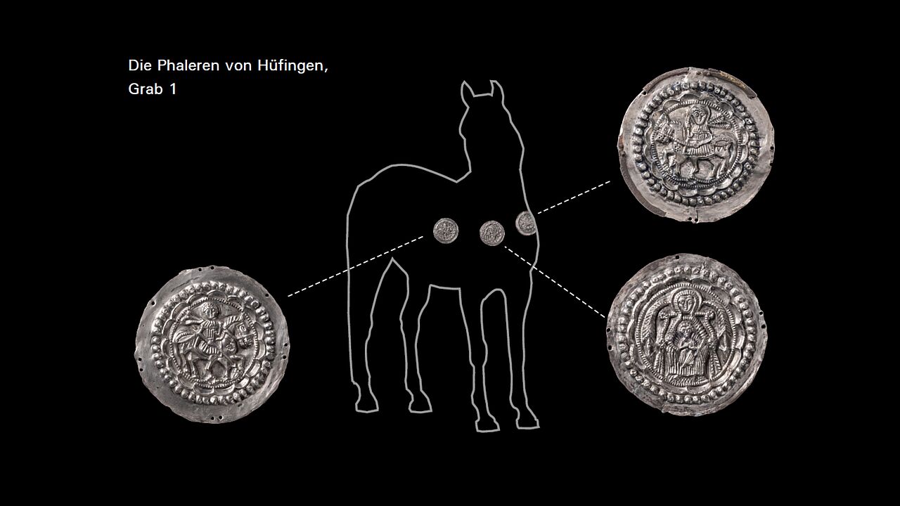 Drei Zierscheiben eines Pferdegeschirrs über einem Umriss eines Pferdes