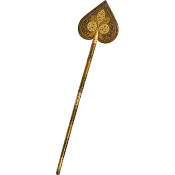 Zeremonialfächer: Ein Stab mit einem auf den Kopf gestellten, herzförmigen Aufsatz. Eine reiche Lackmalerei mit Muschelgold überzieht den Zeremonialfächer aus Holz. 