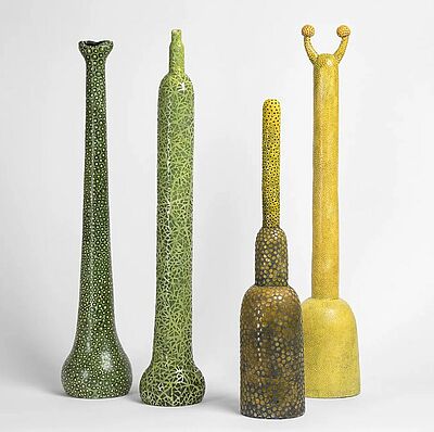 Vier keramische Arbeiten von Ute Naue-Müller in grün und gelb