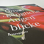Titelbild des Jahresmagazins „Unvergängliche Augenblicke“ des Badischen Landesmuseums. Das Cover zeigt eine Nahaufnahme roter Blüten vor dunklem Hintergrund. Der Titel ist in großer weißer Schrift über das Bild gelegt. Das Magazin gibt einen Ausblick auf Ausstellungen, Projekte und kulturelle Höhepunkte des Museumsjahres.