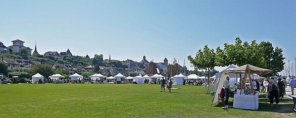 Der Keramikmarkt auf der Pantschau am Murtener See. Foto: Hausmann.