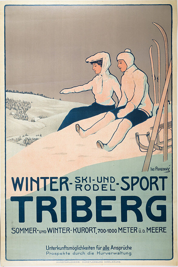 In winterlicher Landschaft sitzen ein Mann und eine Frau in warmer Kleidung auf einem Berg blicken hinab ins Tal. Sie haben Ski und Schlitten dabei. Folgendes ist auf dem unteren Drittel des Plakats zu lesen: „Winter Ski-und Rodel-Sport Triberg Sommer-und Winter-Kurort, 700-1000 Meter ü.d. Meere. Unterkunftsmöglichkeiten für alle Ansprüche. Prospekte durch die Kurverwaltung. Kunstdruckerei Künstlerbund Karlsruhe"   