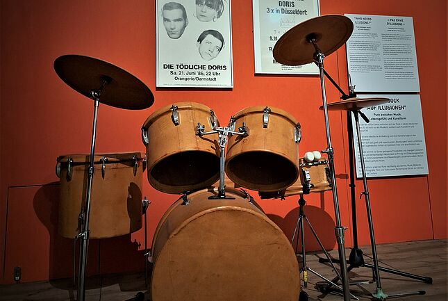 Lederbezogenes Schlagzeug in der Ausstellung "Die 80er"