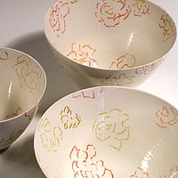 Keramikschalen mit blütenartiger Innendekoration