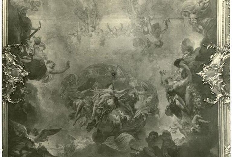 Barockes Deckengemälde mit zahlreichen schwebenden Figuren, Engeln und mythologischen Szenen in illusionistischer Himmelsdarstellung, gerahmt von reichem Stuckdekor, im Kontext Badisches Landesmuseum und Kultur.