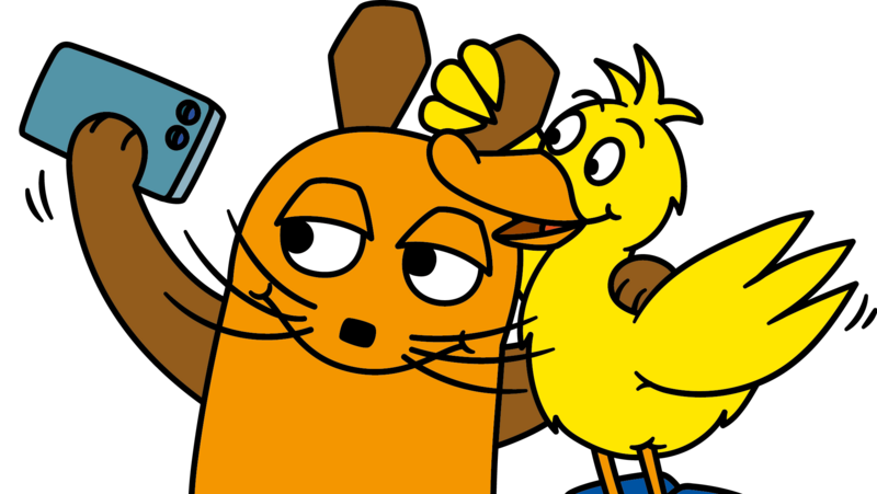 Die Maus macht mit dem Smartphone eine Selfie von sich, der Ente und dem Elefant