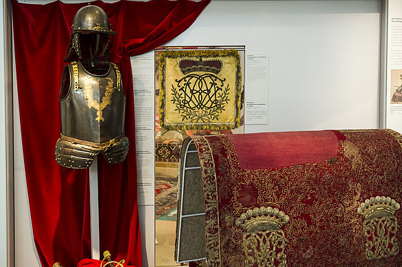 Cuirass, balaclava and pomp sabraque in the exhibition