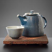 Teekanne und Tasse aus Keramik