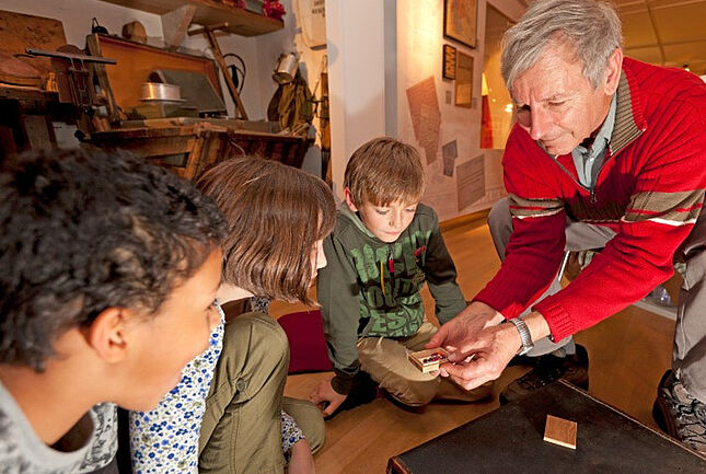 Zeitzeuge erklärt Kindern etwas