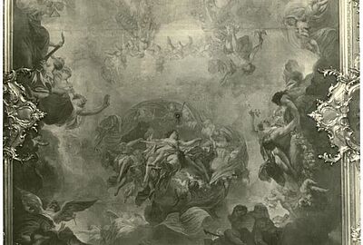 Barockes Deckengemälde mit zahlreichen schwebenden Figuren, Engeln und mythologischen Szenen in illusionistischer Himmelsdarstellung, gerahmt von reichem Stuckdekor, im Kontext Badisches Landesmuseum und Kultur.