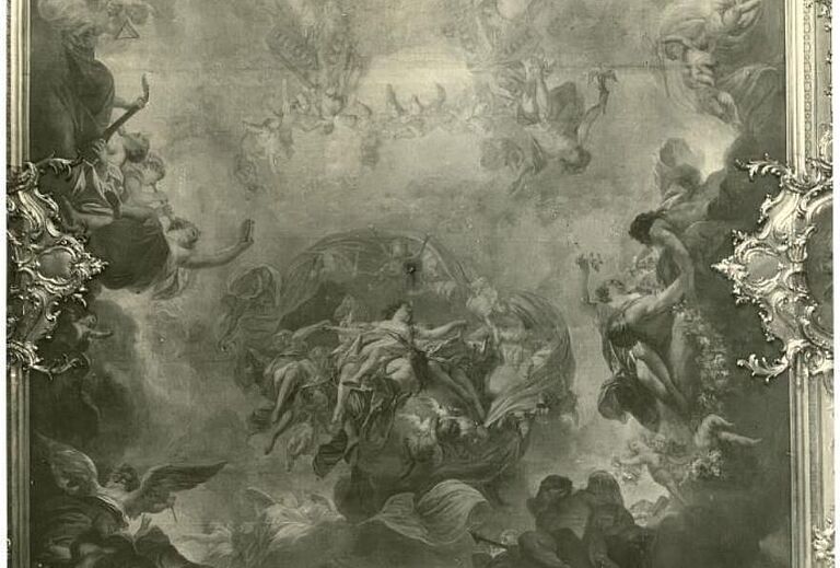 Barockes Deckengemälde mit zahlreichen schwebenden Figuren, Engeln und mythologischen Szenen in illusionistischer Himmelsdarstellung, gerahmt von reichem Stuckdekor, im Kontext Badisches Landesmuseum und Kultur.