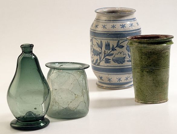 Zwei glas und zwei Keramik-Vasen aus der Corona-Sammlung