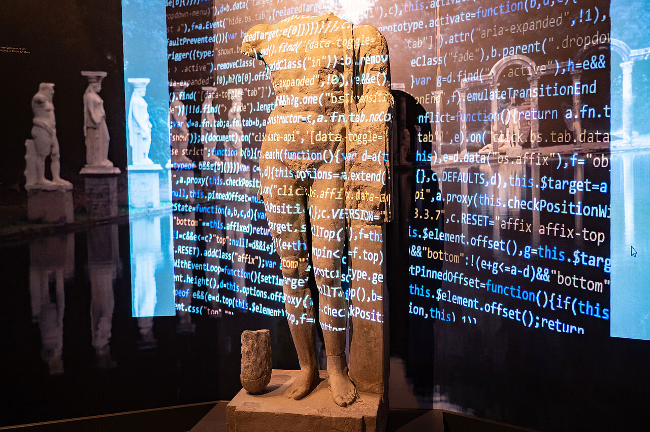 Antike Statue auf die Code projiziert wird.