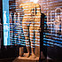 Antike Statue auf die Code projiziert wird.