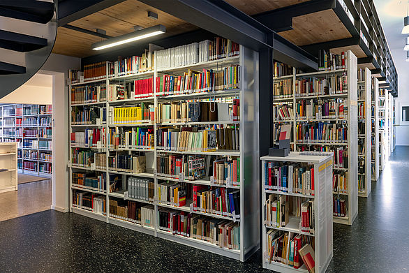 Bücherregale in der Bibliothek des Badischen Landesmuseums