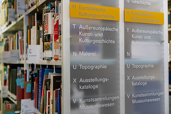 Bücherregal in der Bibliothek