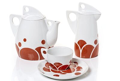Jugendstil Kaffeeservice mit Kanne, Milchkanne und Tasse auf Unterteller, weißes Porzellan mit roten floralen Ornamenten und geometrischen Formen, Badisches Landesmuseum als Beispiel für Design und Kultur um 1900.