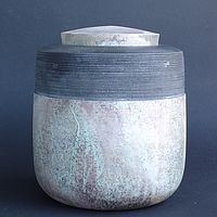 doppelwandiges Keramikgefäß mit Graphitabdrücken