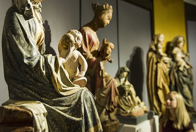 Verschiedene Plastiken der Mittelalter-Ausstellung