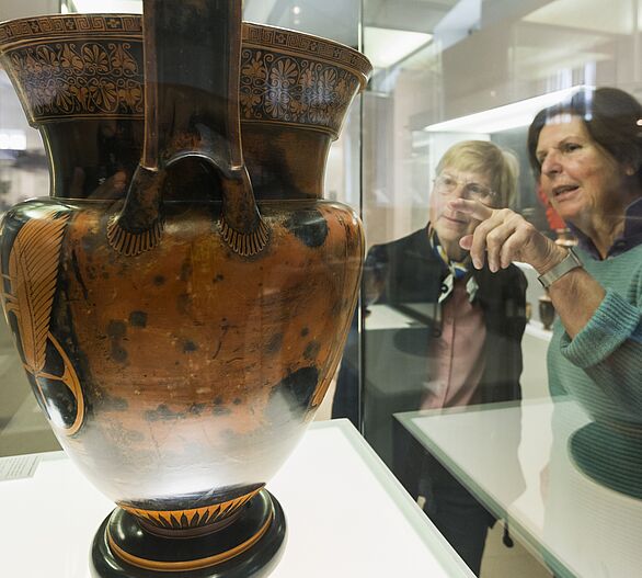 Ehrenamtliche in der Ausstellung