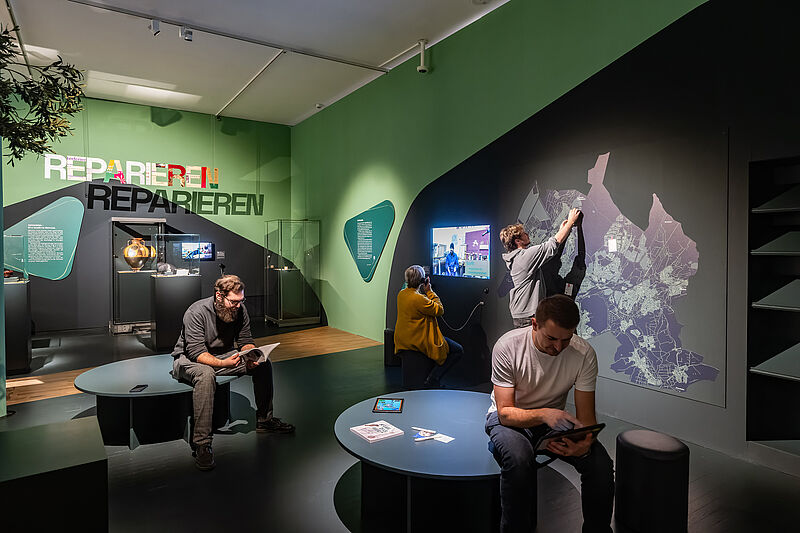 Besuchende in einem Bereich der Ausstellung "Kann das weg?"