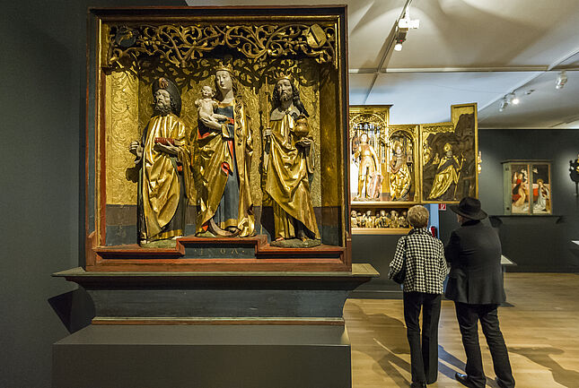 Ansicht des Berauer Altars und weiterer Objekte in der Ausstellung zum Mittelalter
