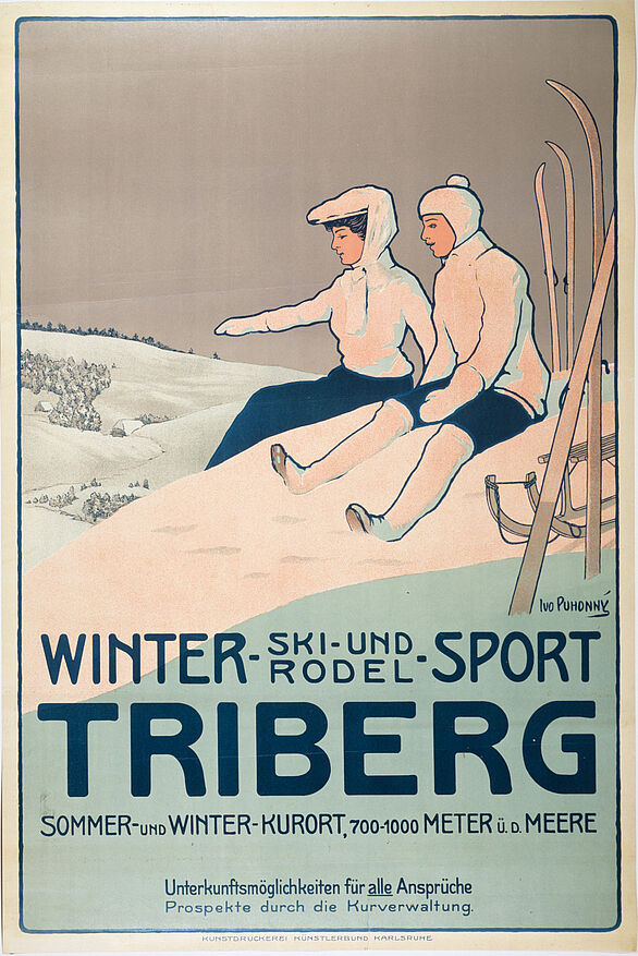 In winterlicher Landschaft sitzen ein Mann und eine Frau in warmer Kleidung auf einem Berg blicken hinab ins Tal. Sie haben Ski und Schlitten dabei. Folgendes ist auf dem unteren Drittel des Plakats zu lesen: „Winter Ski-und Rodel-Sport Triberg Sommer-und Winter-Kurort, 700-1000 Meter ü.d. Meere. Unterkunftsmöglichkeiten für alle Ansprüche. Prospekte durch die Kurverwaltung. Kunstdruckerei Künstlerbund Karlsruhe" 