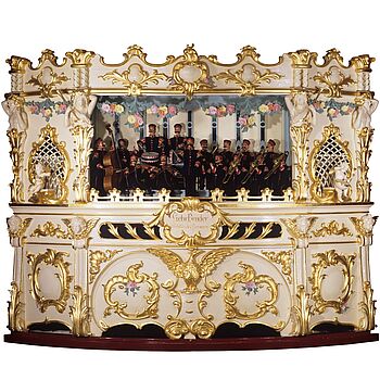 Eine Orgel im weißgoldenen Stil des Neobarock, die durch eine Kapelle von 15 Androiden belebt, die Köpfe, Augen, Augenbrauen, Arme und Hände bewegen können.